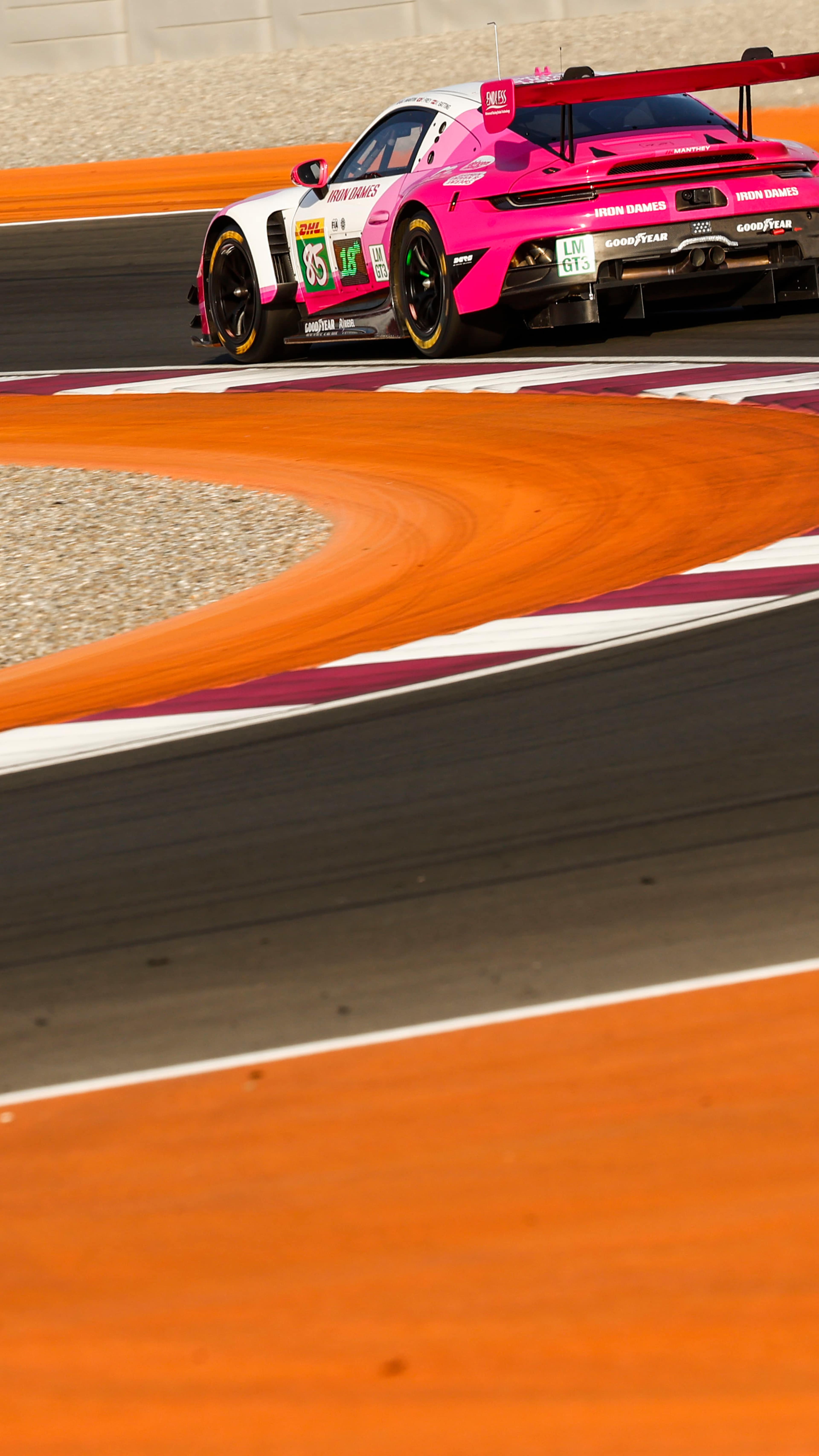 Véhicule sur la piste en mouvement flou