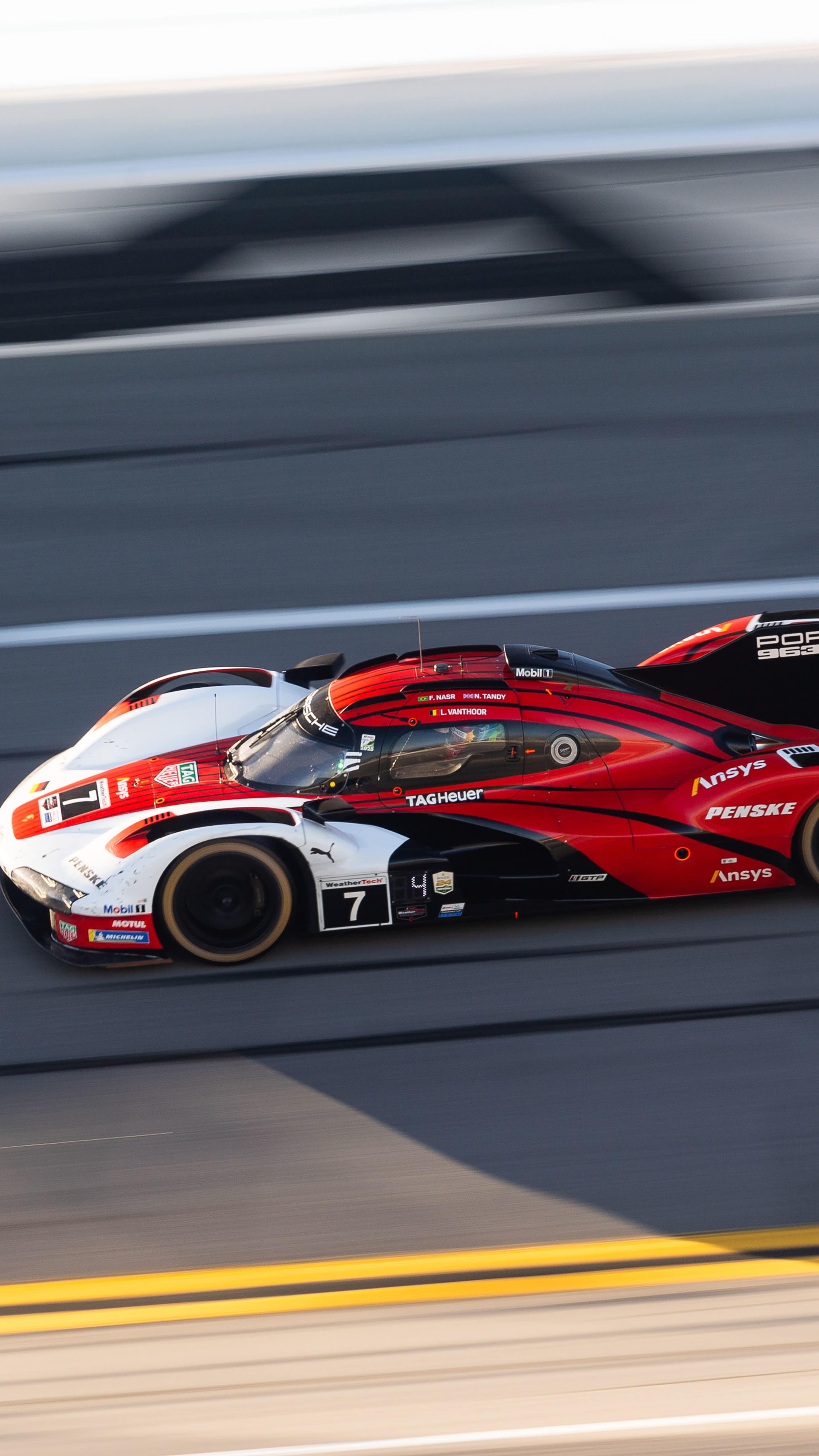 De #7 Porsche Penske Motorsport Porsche 963 op de banking van de Daytona International Speedway