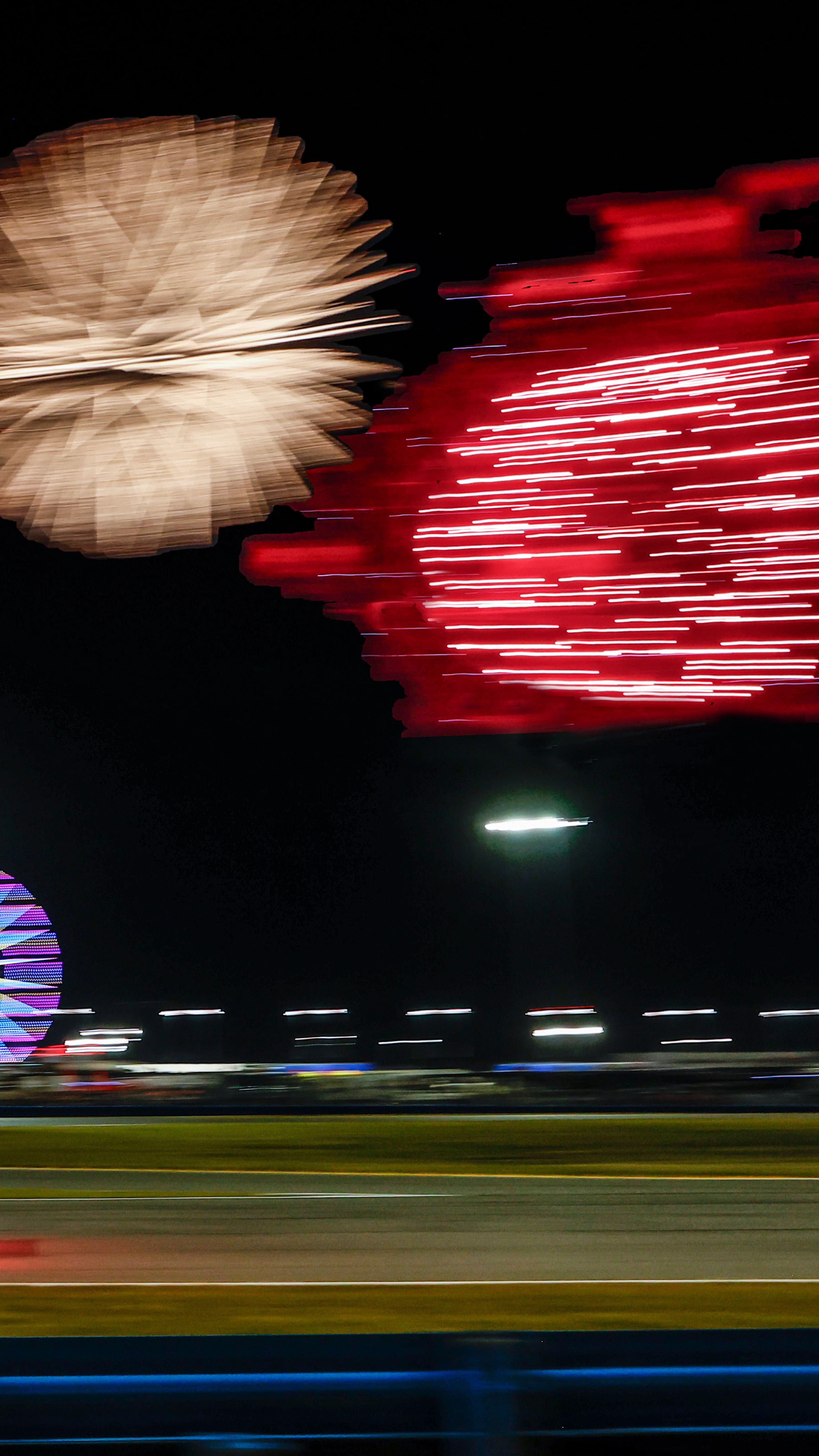 De #7 Porsche Penske Motorsport Porsche 963 onder het vuurwerk op de Daytona International Speedway