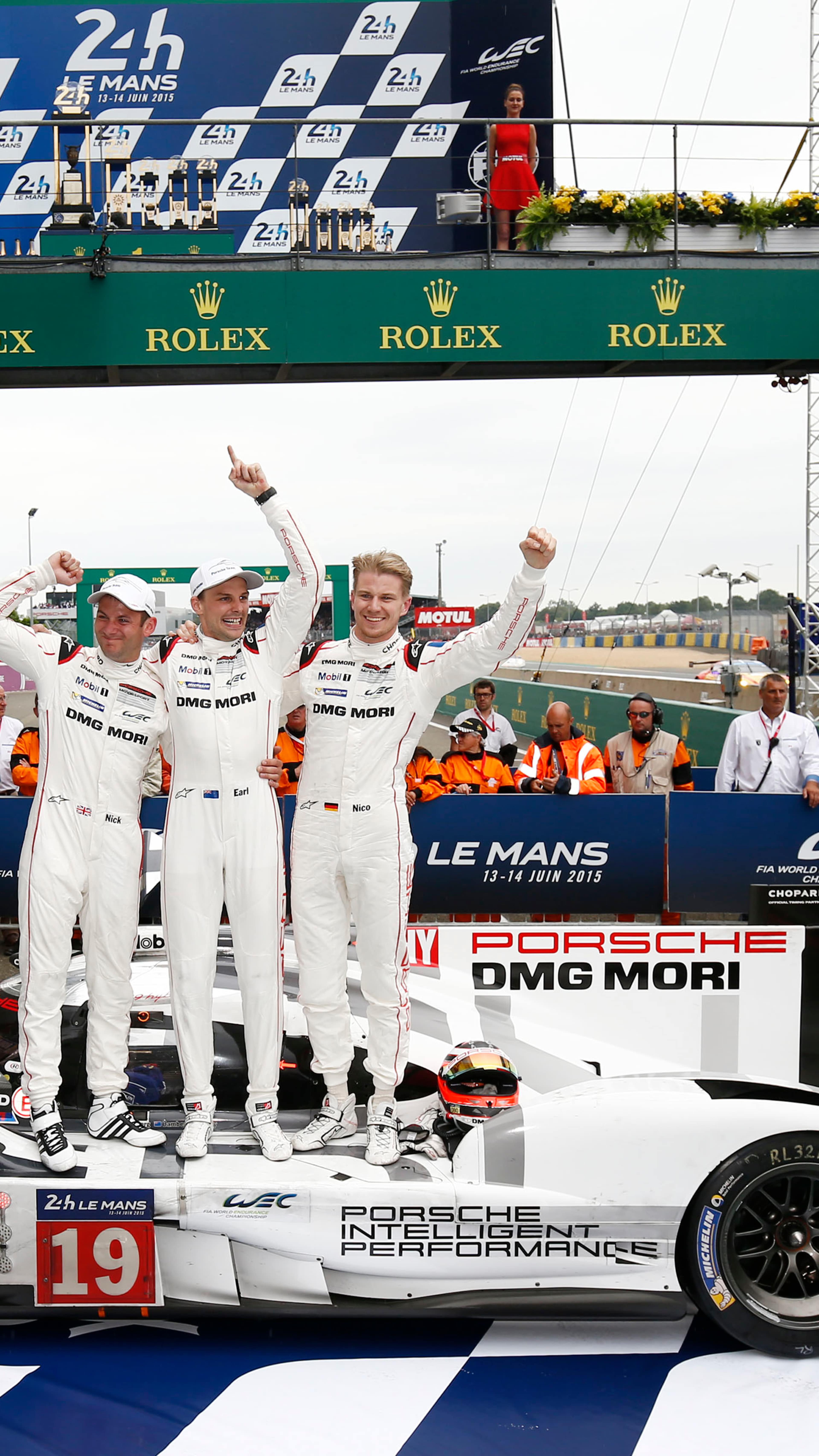 Nick Tandy, Earl Bamber en Nico Hülkenberg na het winnen van de 24 uur van Le Mans 2015