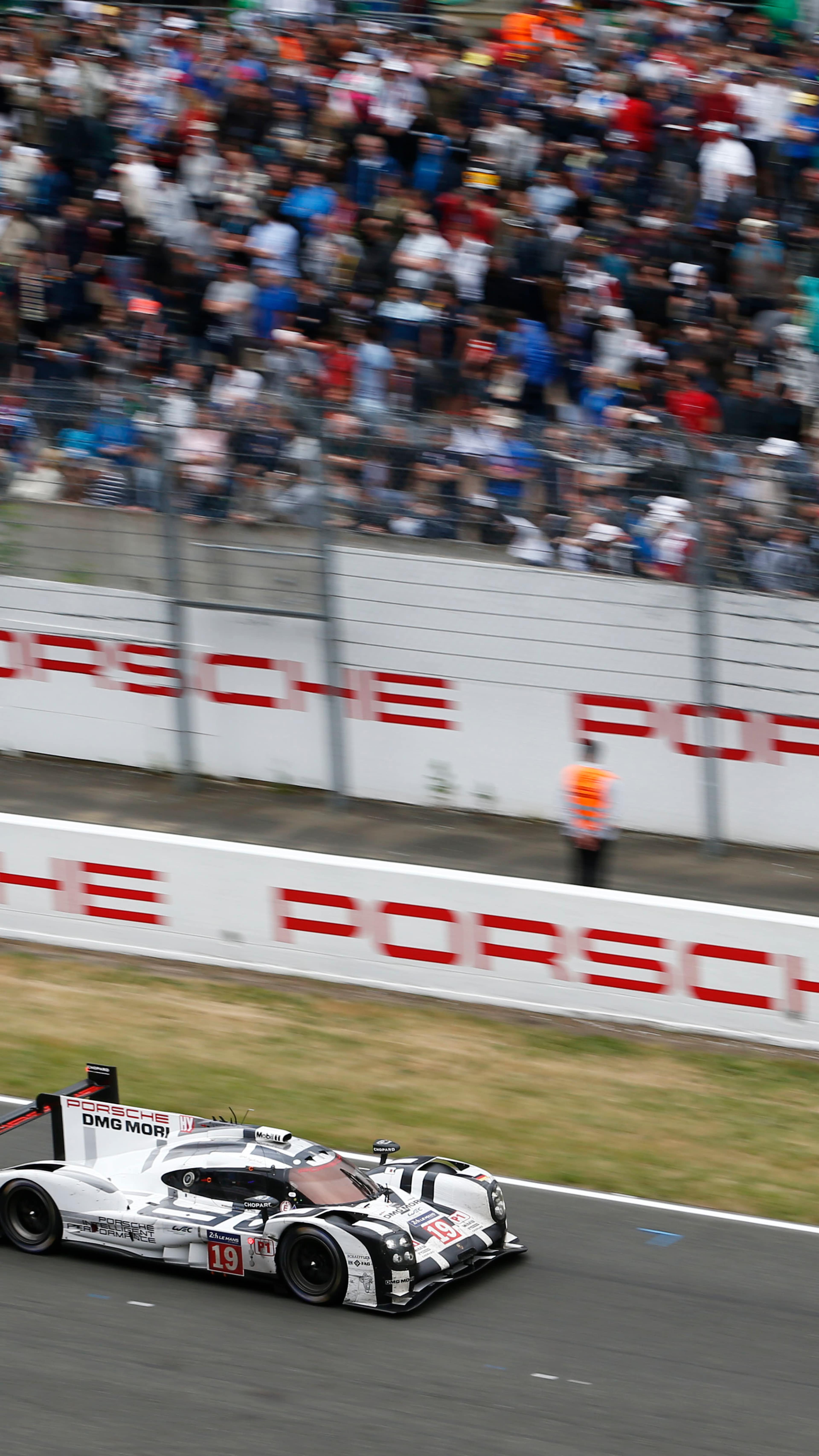 De Porsche 919 Hybrid racet langs een tribune tijdens de 24 uur van Le Mans 2015