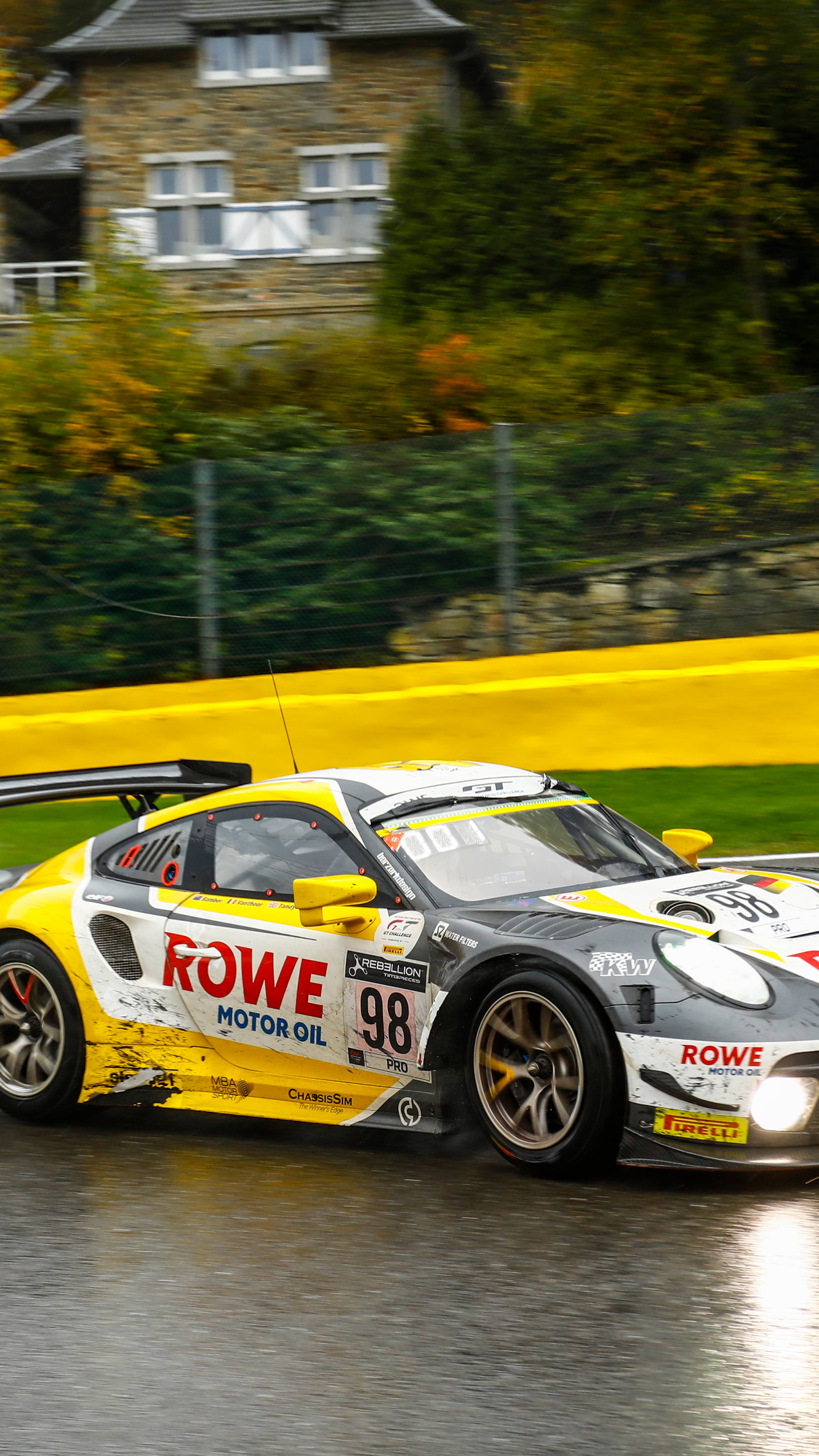 De #98 Rowe Racing Porsche op Circuit de Spa-Francorchamps tijdens de 24 uur van Spa 2020