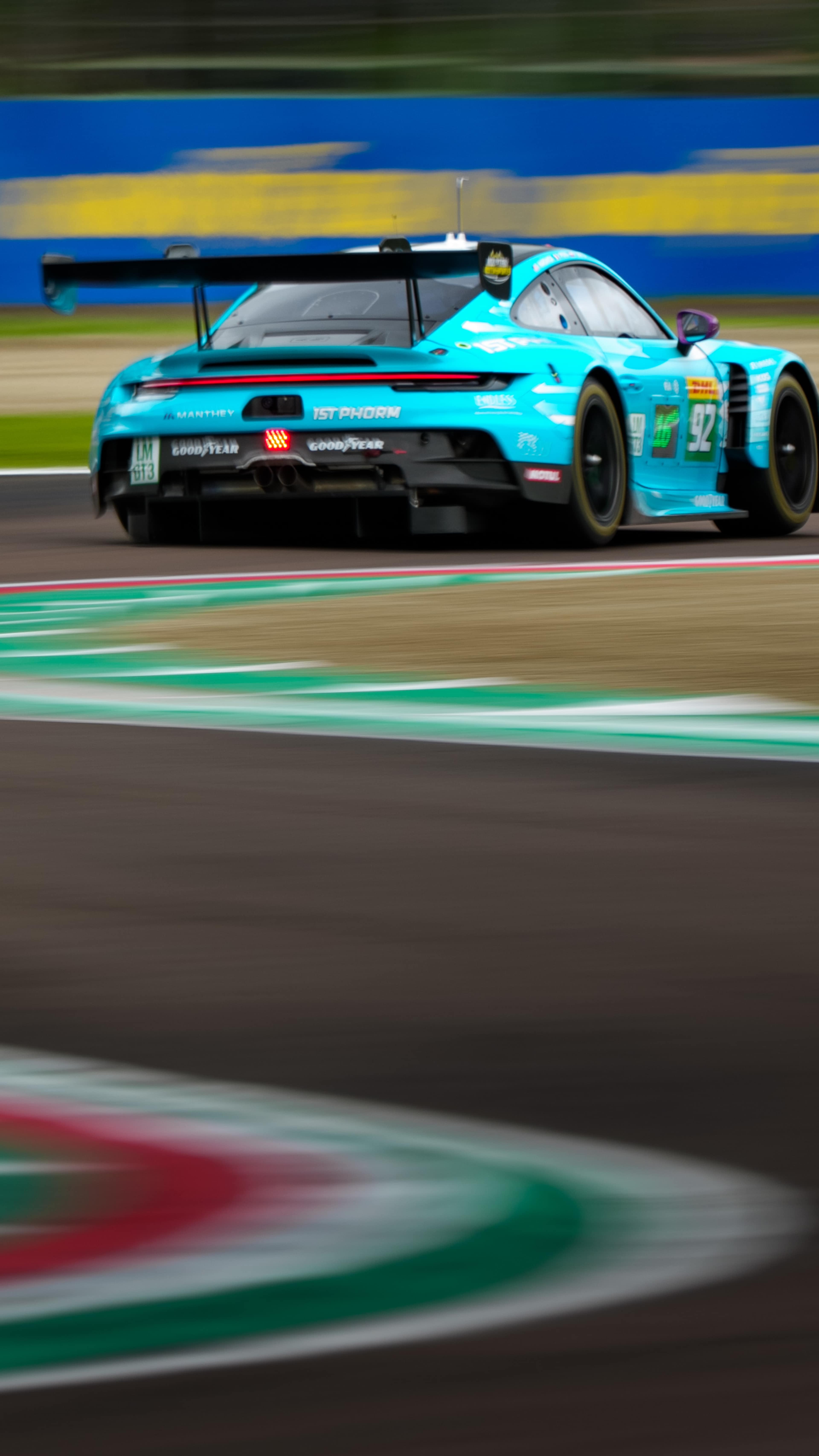  Véhicule roulant à vive allure à côté du trottoir