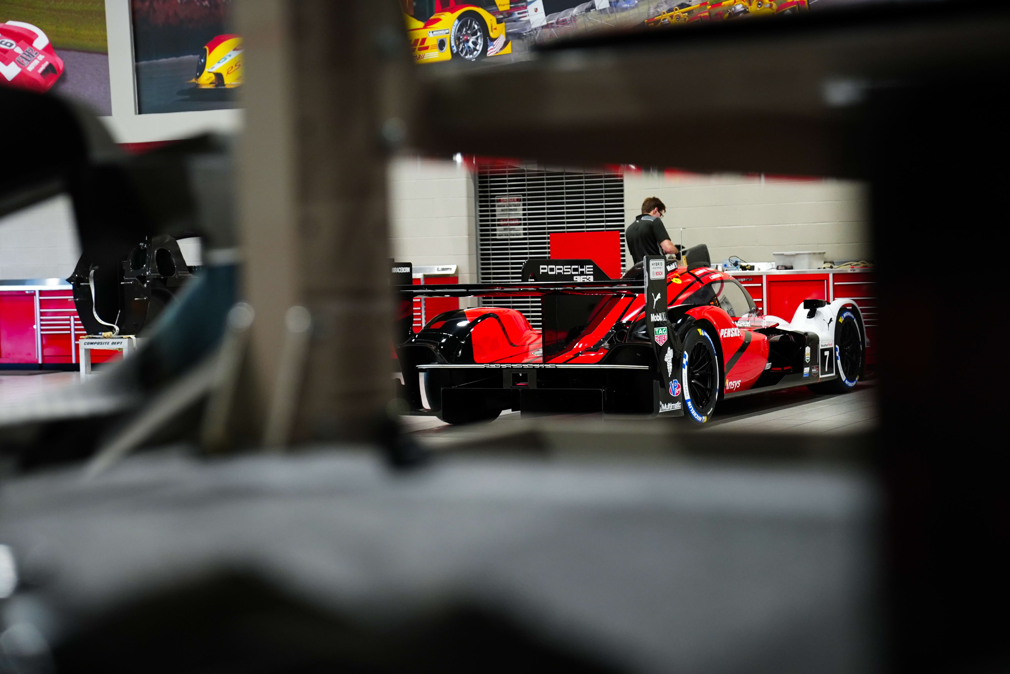  Porsche 963 dans l'atelier