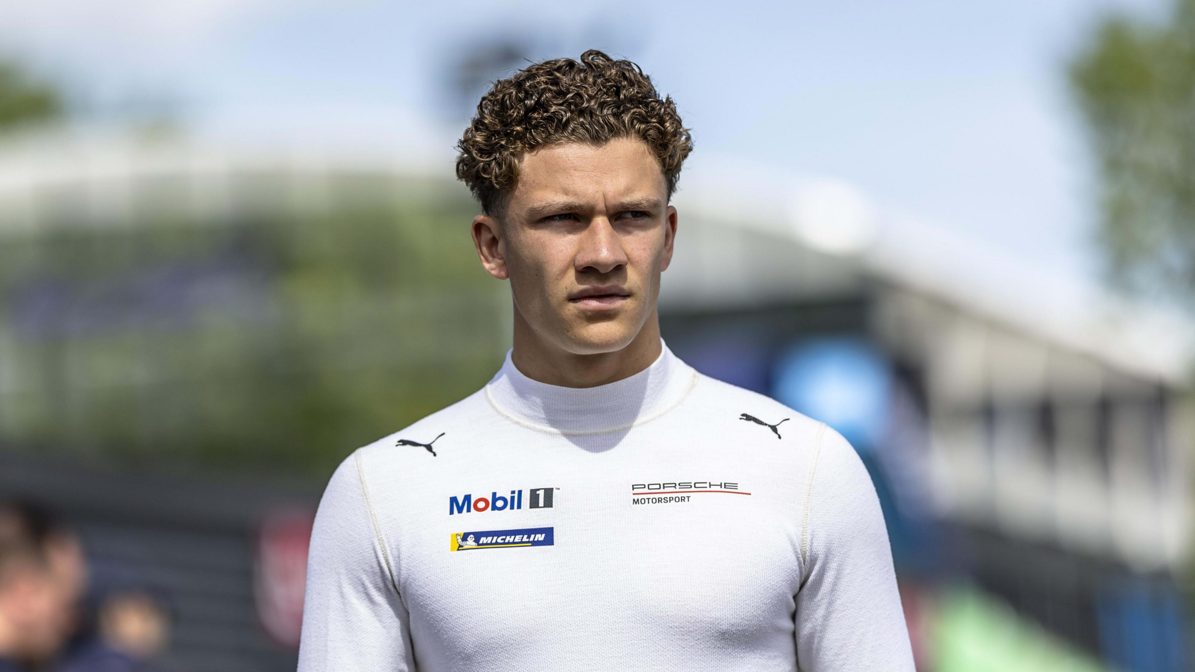 Porträt von Porsche-Junior Alessandro Ghiretti in feuerfester Unterwäsche