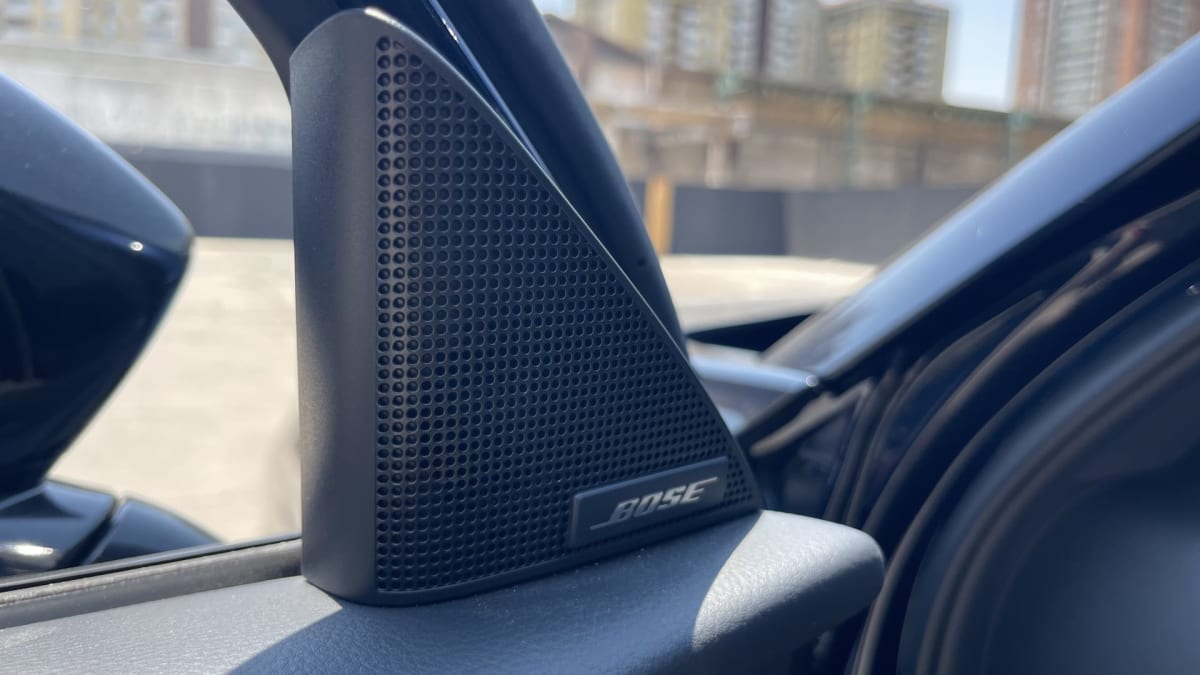 2026 Mazda CX-60 3.0 Diesel Premium Sport Azul - Detalle de parlante Bose en interior de vehículo color negro en exterior