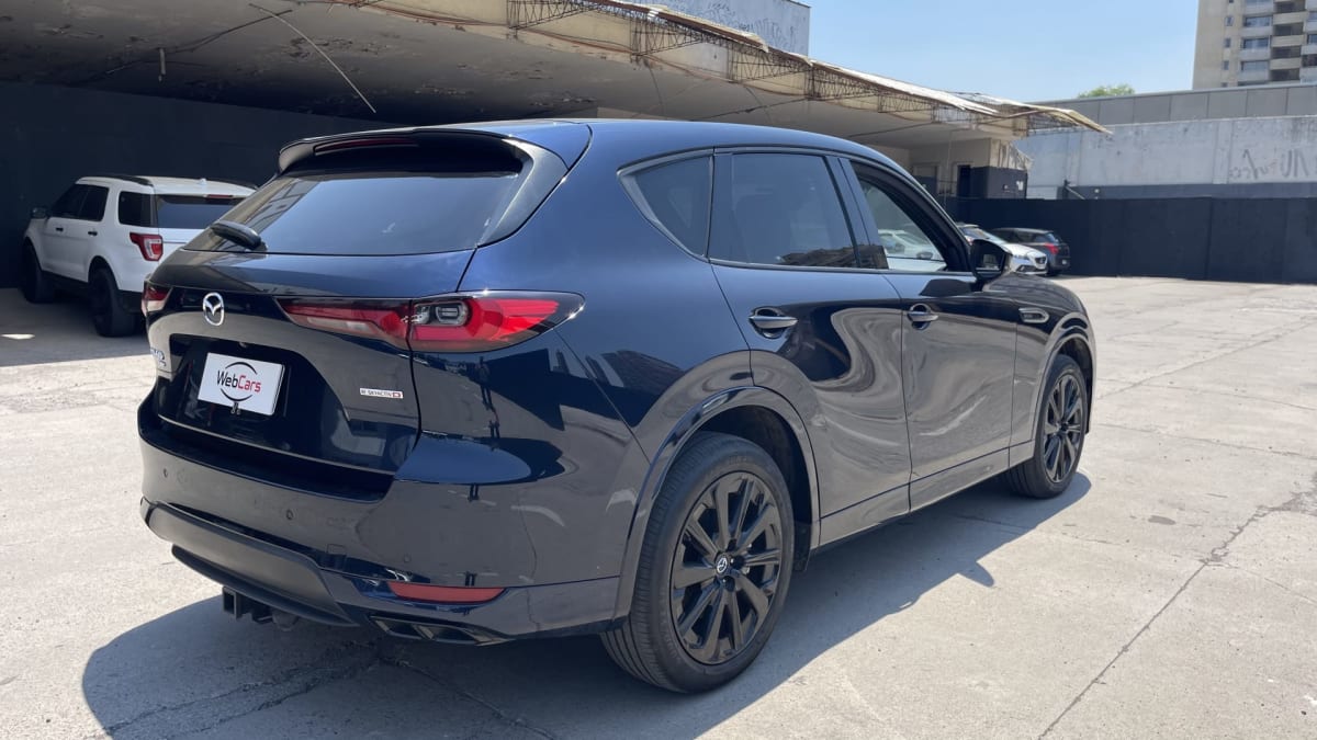 2026 Mazda CX-60 3.0 Diesel Premium Sport Azul - Vista trasera 3/4 de SUV color azul oscuro en exterior