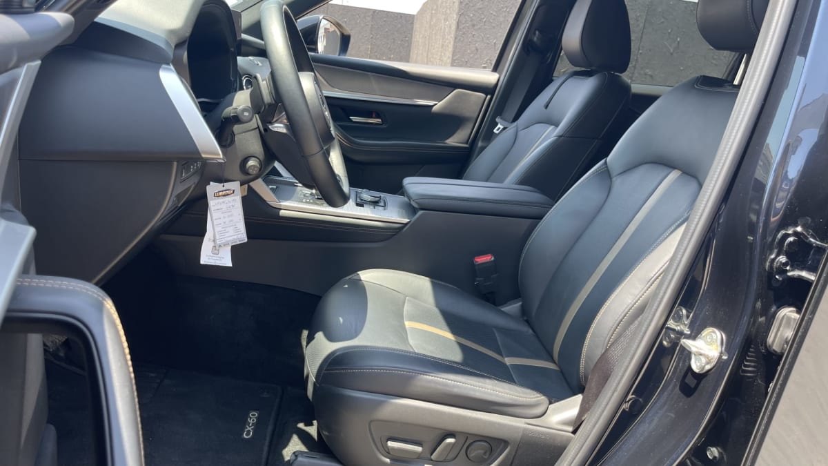 2026 Mazda CX-60 3.0 Diesel Premium Sport Azul - Vista interior de SUV color negro con asientos de cuero en exterior