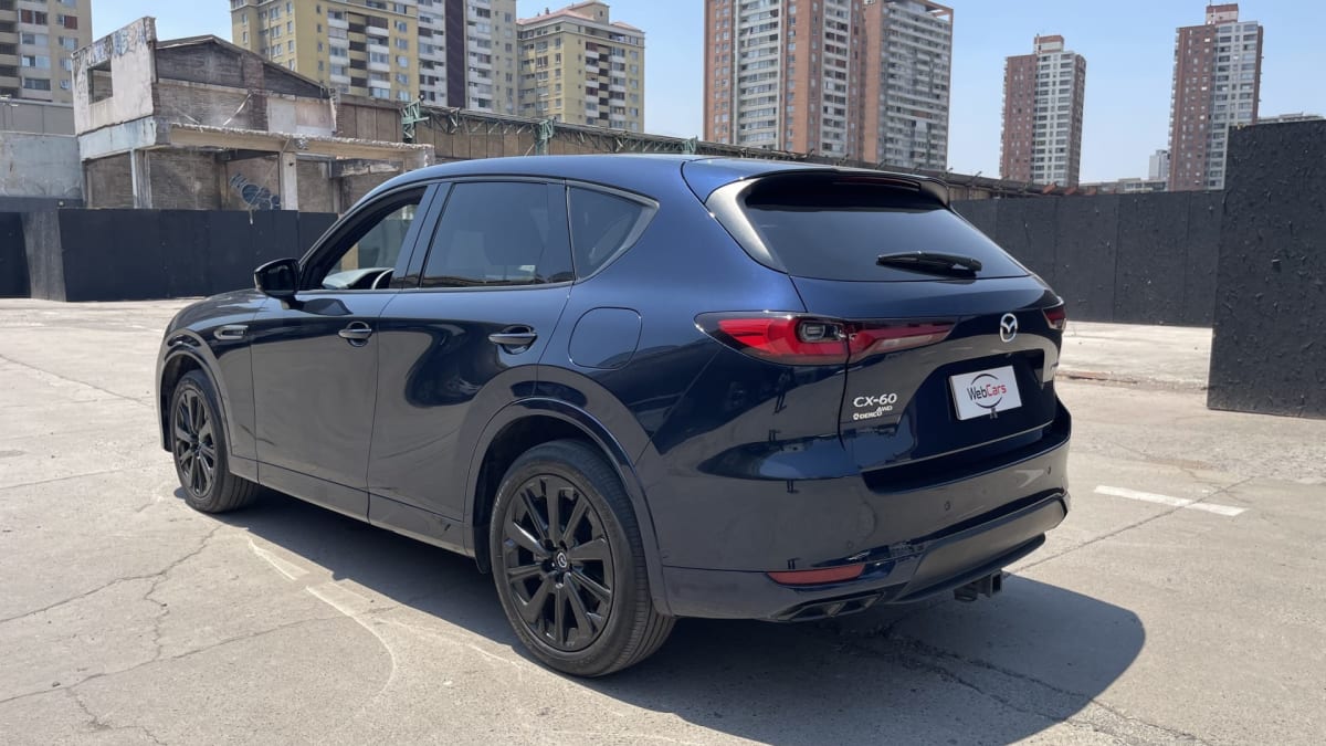 2026 Mazda CX-60 3.0 Diesel Premium Sport Azul - Vista 3/4 trasera de SUV color azul en exterior