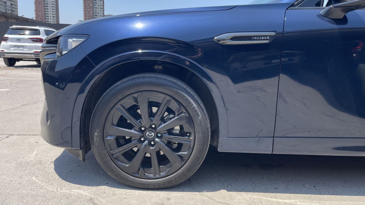2026 Mazda CX-60 3.0 Diesel Premium Sport Azul - Vista 3/4 frontal de SUV color azul en exterior. Detalle de neumático.