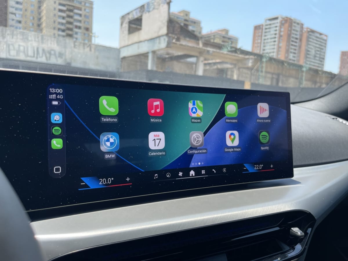 2025 BMW M220 - Vista interior de la pantalla central con aplicaciones en el tablero