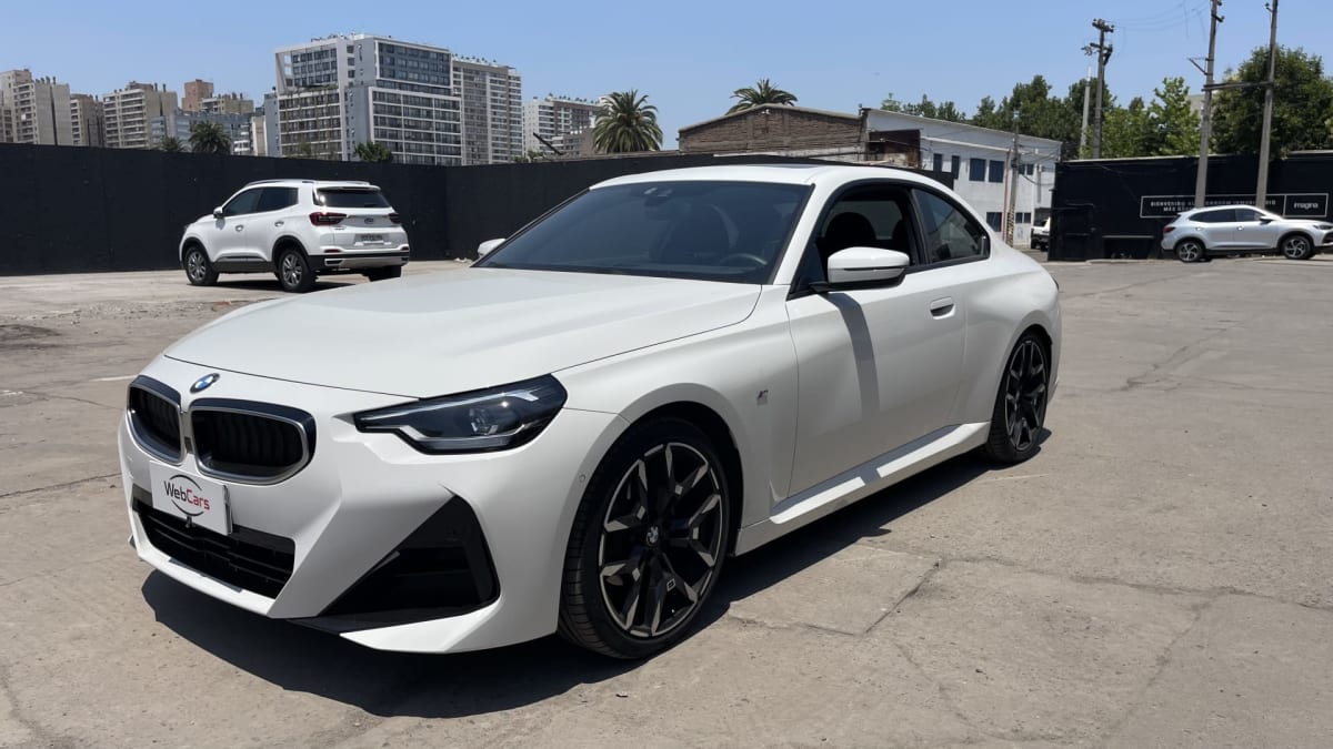 2025 BMW M220 - Vista 3/4 de coupé color blanco en exterior
