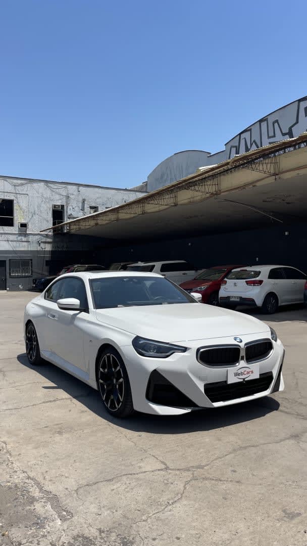 2025 BMW M220 - Vista 3/4 de coupé color blanco en exterior