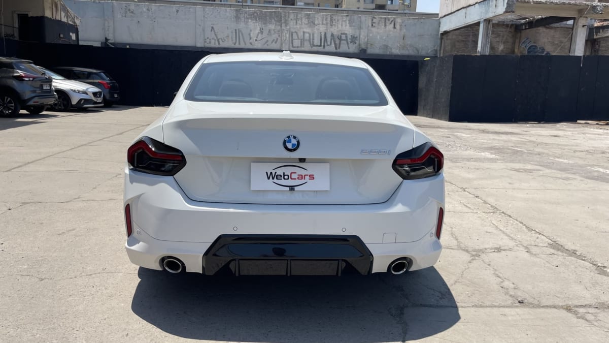 2025 BMW M220 - Vista trasera de sedán color blanco en exterior