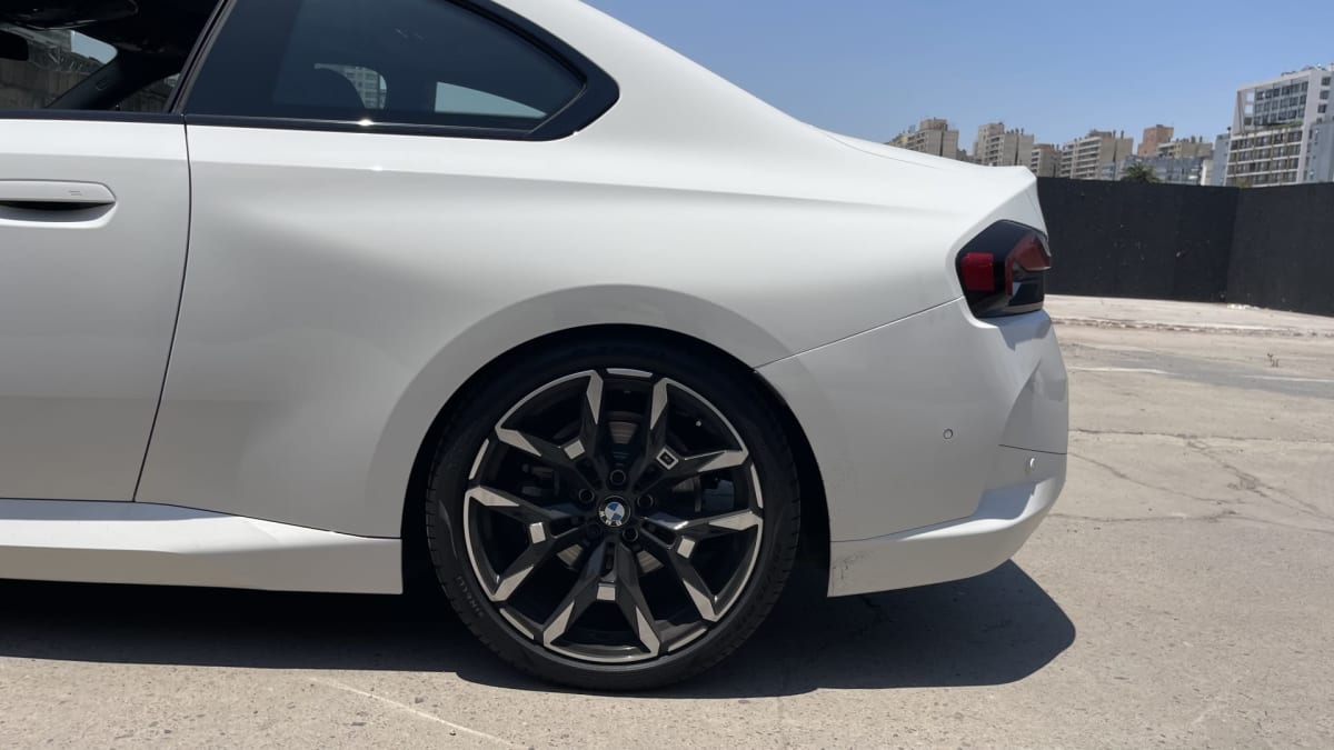 2025 BMW M220 - Vista 3/4 trasera de coupé color blanco en exterior