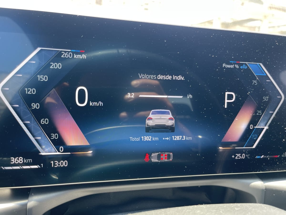 2025 BMW M220 - Pantalla interior mostrando vista trasera de hatchback color blanco.