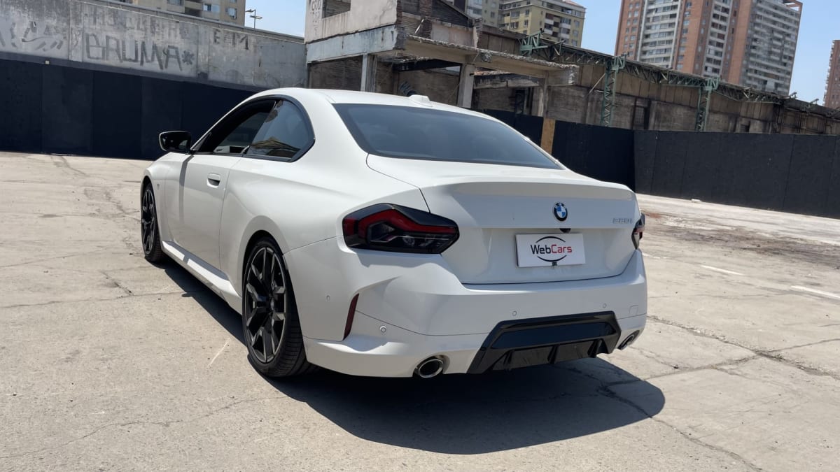 2025 BMW M220 - Vista trasera 3/4 de coupé color blanco en exterior