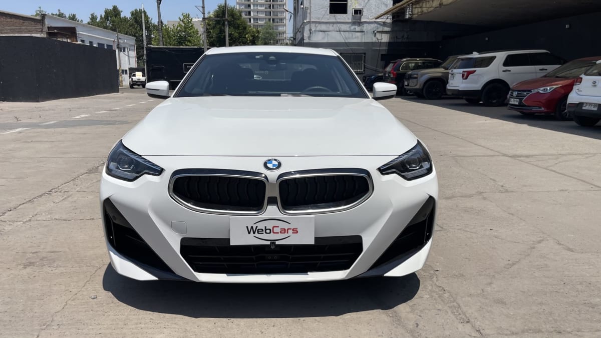2025 BMW M220 - Vista frontal de hatchback color blanco en exterior