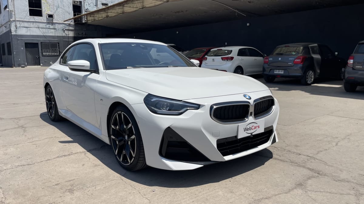 2025 BMW M220 - Vista 3/4 frontal de coupé color blanco en exterior