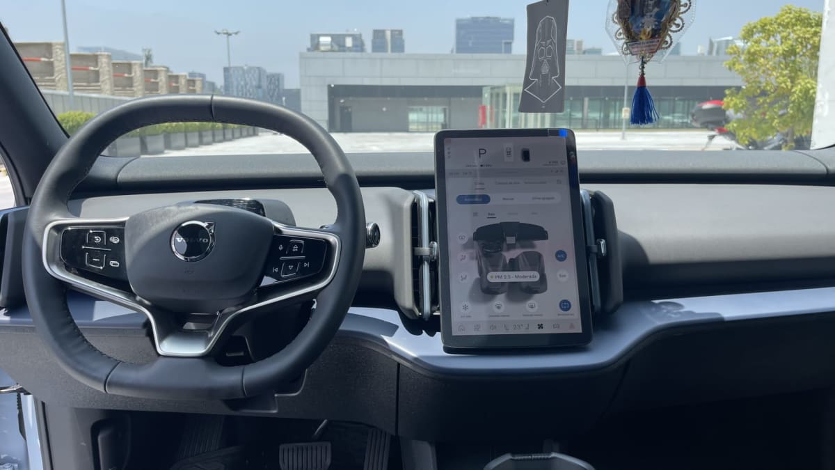 2026 Volvo Ex30 Gris - Vista interior del panel frontal color celeste en exterior