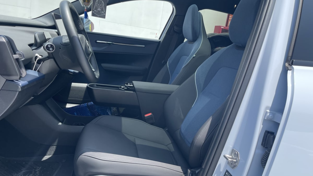 2026 Volvo Ex30 Gris - Vista interior de hatchback color celeste con asientos azules en estudio