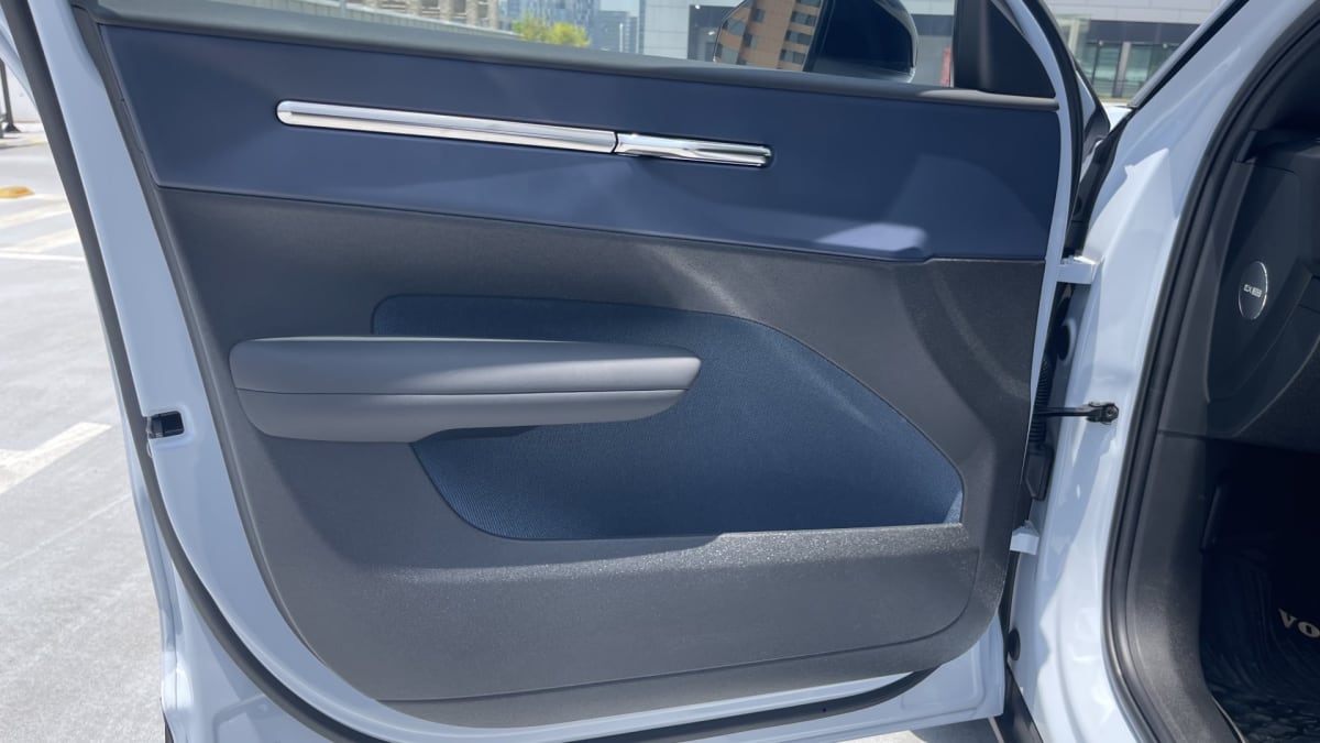 2026 Volvo Ex30 Gris - Detalle de puerta interior color azul y gris de sedán en exterior