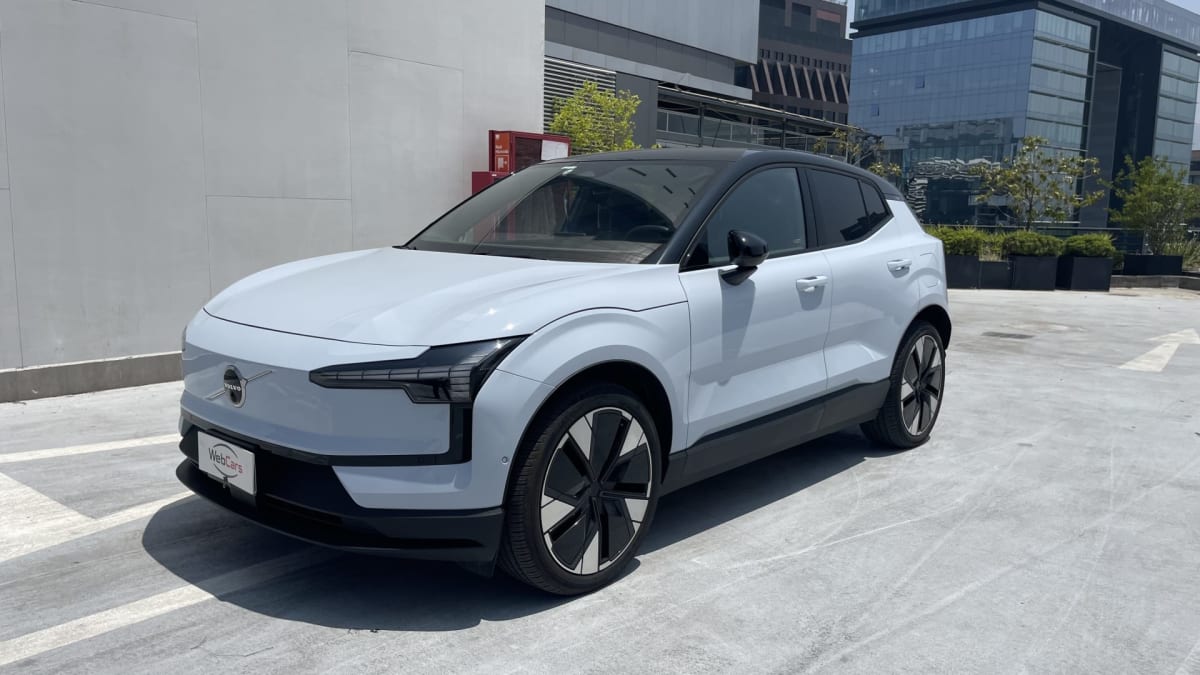 2026 Volvo Ex30 Gris - Vista 3/4 de SUV color celeste en exterior