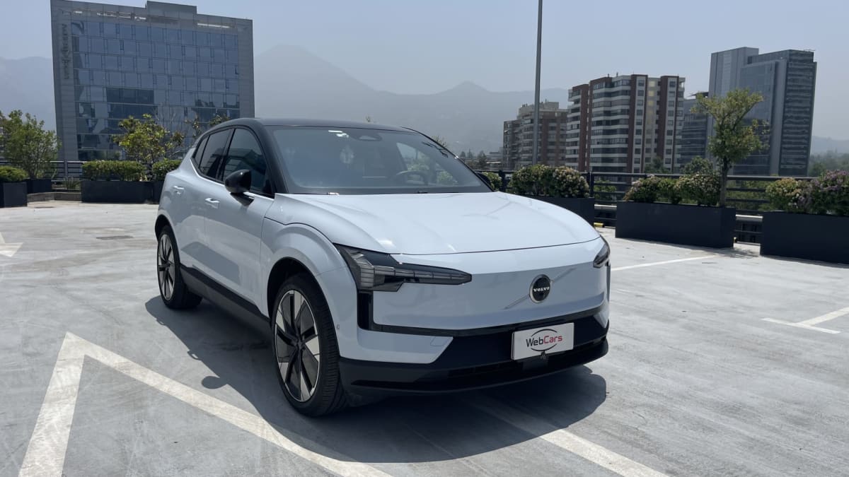 2026 Volvo Ex30 Gris - Vista 3/4 frontal de SUV color blanco en estacionamiento exterior