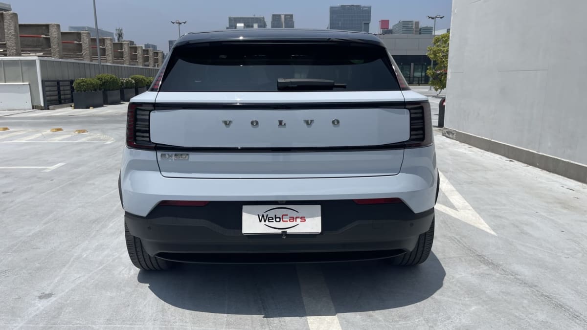 2026 Volvo Ex30 Gris - Vista trasera de SUV color celeste en estacionamiento exterior