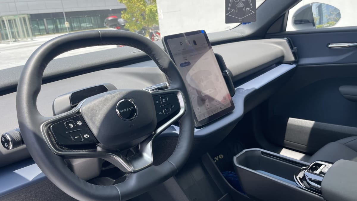 2026 Volvo Ex30 Gris - Vista interior del volante y pantalla central de un vehículo en estudio
