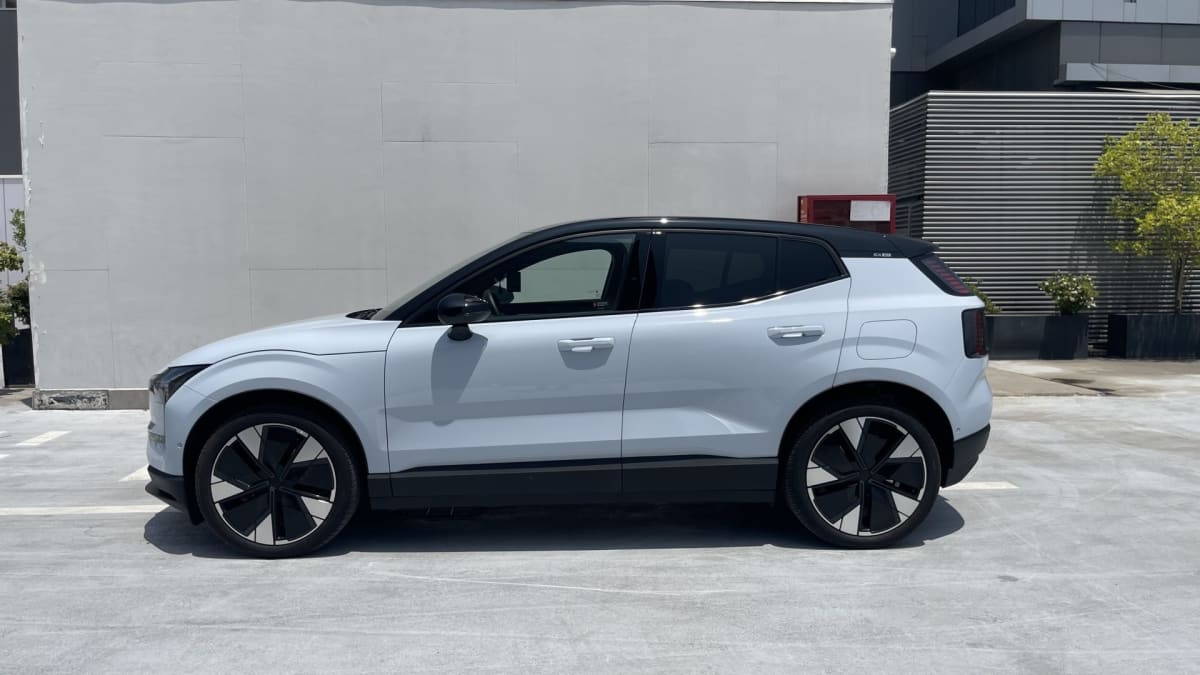 2026 Volvo Ex30 Gris - Vista lateral de SUV color celeste en exterior