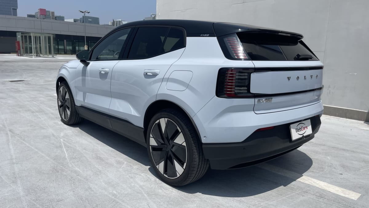 2026 Volvo Ex30 Gris - Vista trasera 3/4 de SUV color celeste en exterior