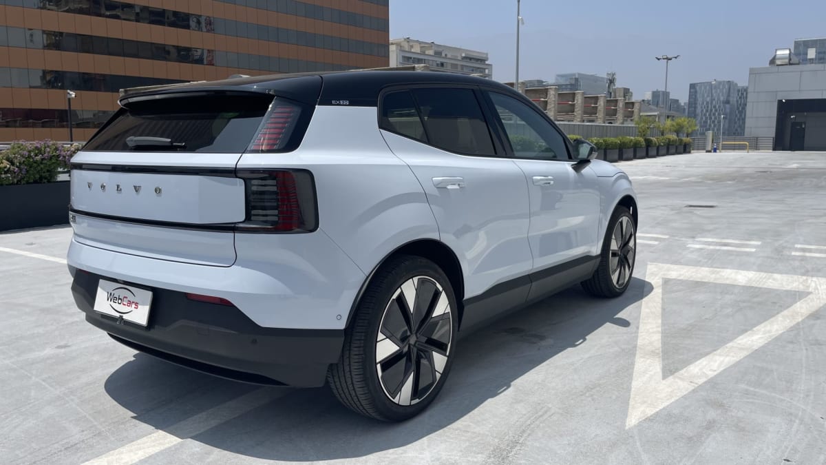 2026 Volvo Ex30 Gris - Vista trasera 3/4 de SUV blanco con techo negro en estacionamiento exterior