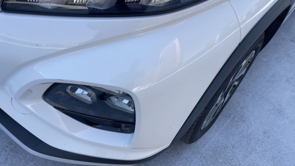 2025 Suzuki Fronx Blanco - Detalle 3/4 de SUV color blanco, mostrando faro y neumático en exterior