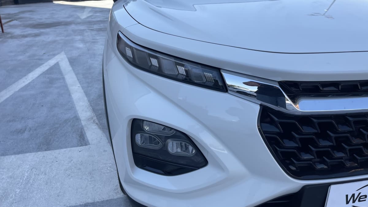 2025 Suzuki Fronx Blanco - Detalle frontal de SUV color blanco en exterior mostrando faro y parrilla