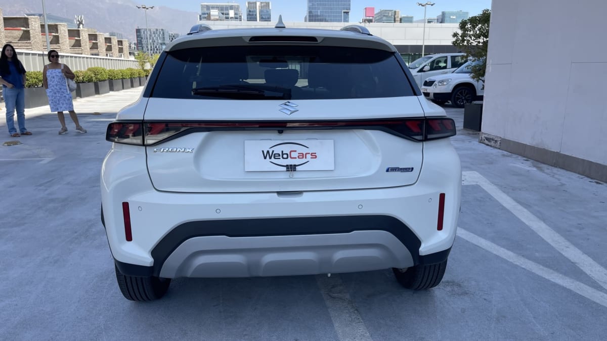 2025 Suzuki Fronx Blanco - Vista trasera de SUV color blanco en exterior.