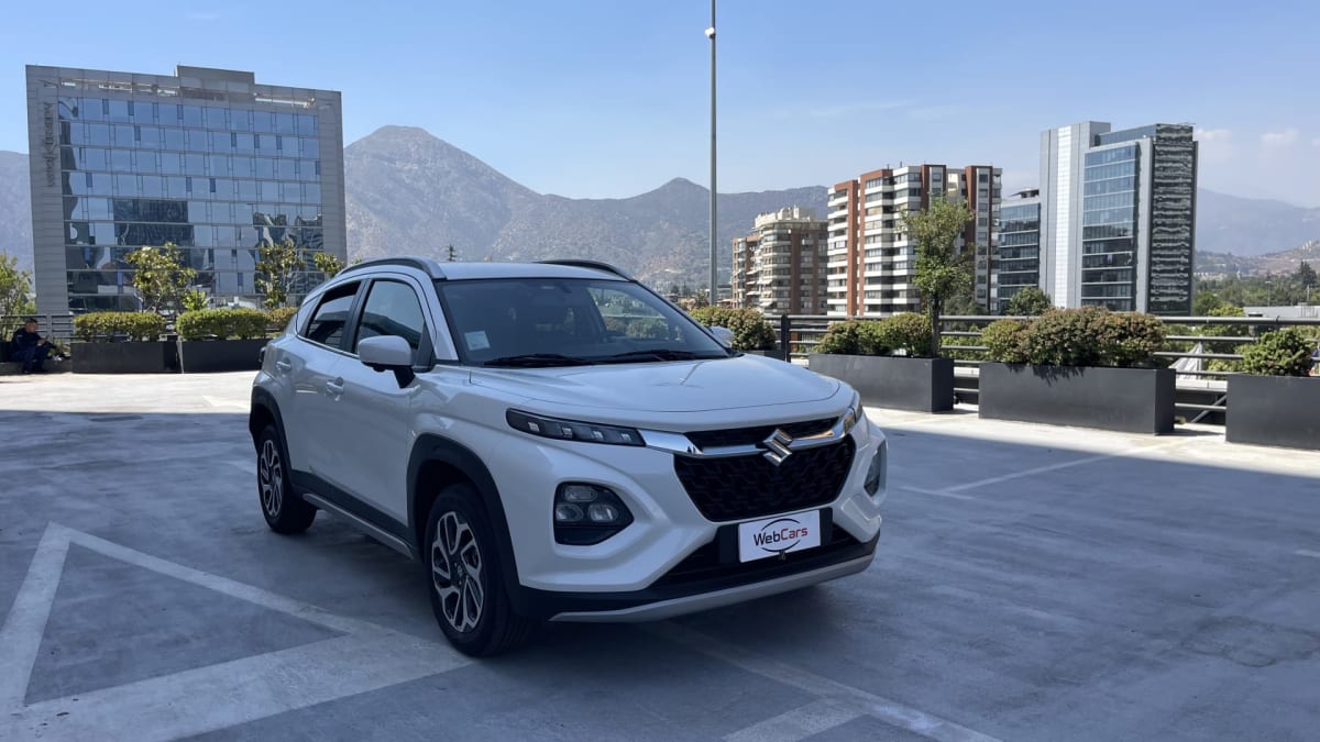 2025 Suzuki Fronx Blanco - Vista 3/4 de SUV color blanco en estacionamiento exterior
