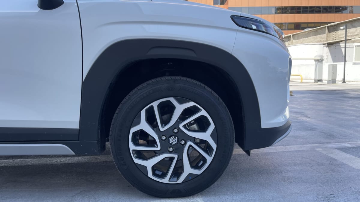 2025 Suzuki Fronx Blanco - Detalle lateral de SUV color blanco. Exterior, neumático y llanta visibles.