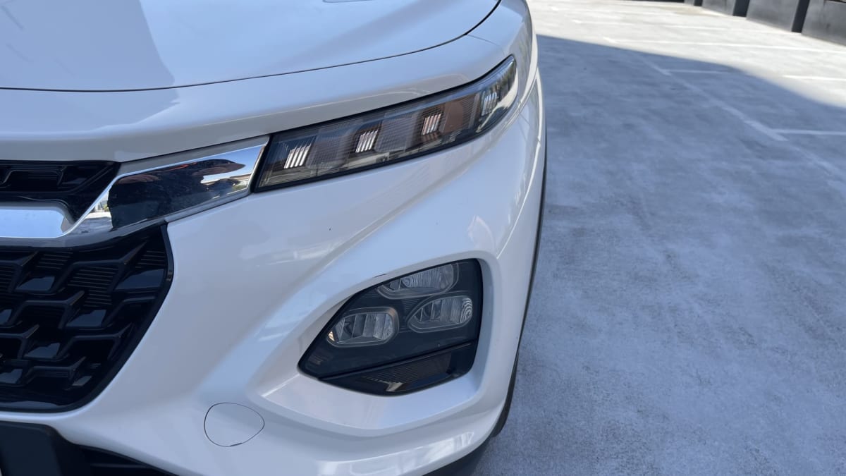2025 Suzuki Fronx Blanco - Detalle frontal de SUV color blanco en exterior