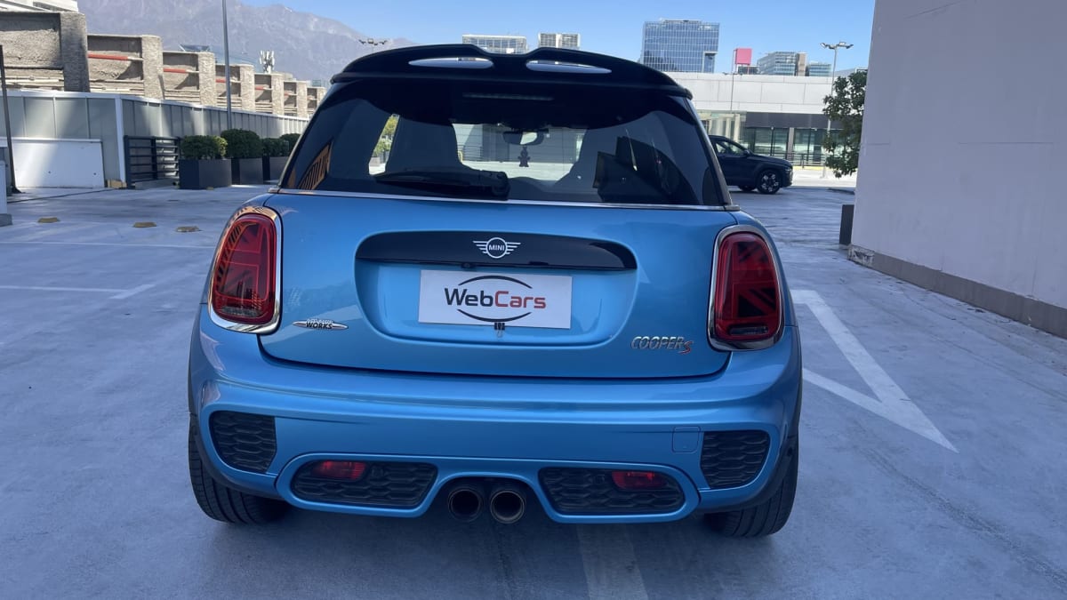 2019 MINI Cooper S JCW Package - Vista trasera de hatchback color celeste en estacionamiento exterior