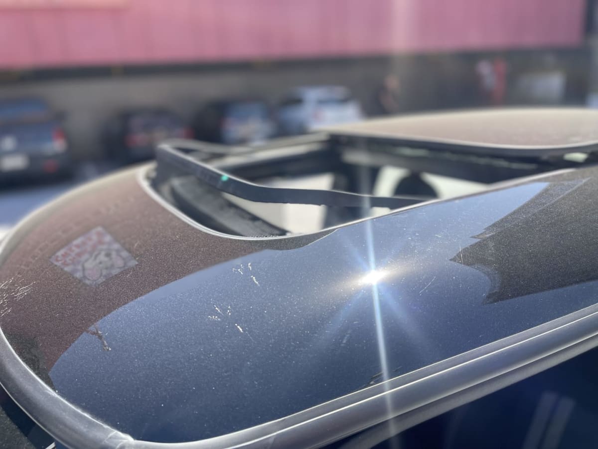 2019 MINI Cooper S JCW Package - Detalle del techo corredizo abierto de un vehículo color oscuro en exterior