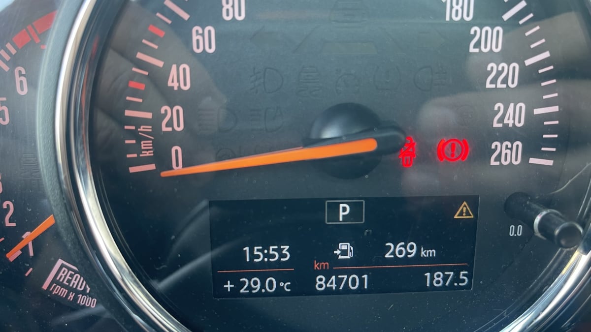 2019 MINI Cooper S JCW Package - Detalle del panel de instrumentos con velocímetro y pantalla digital en interior