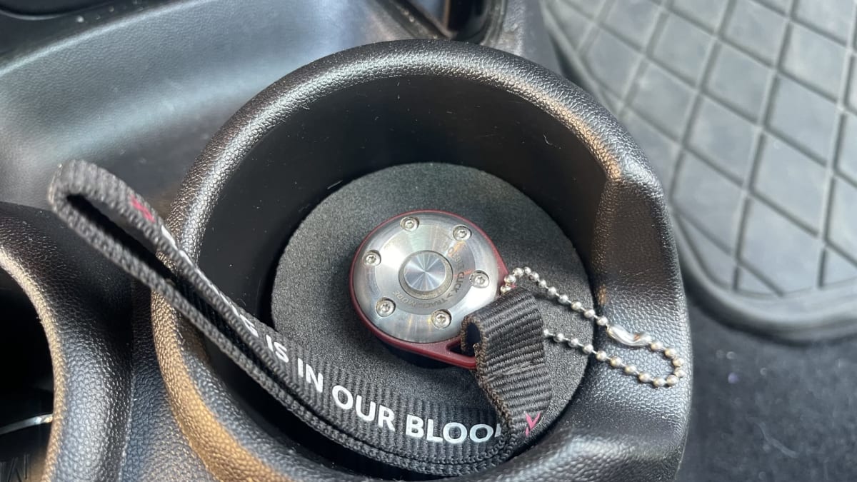 2019 MINI Cooper S JCW Package - Detalle de interior: llavero metálico en portavasos de consola central