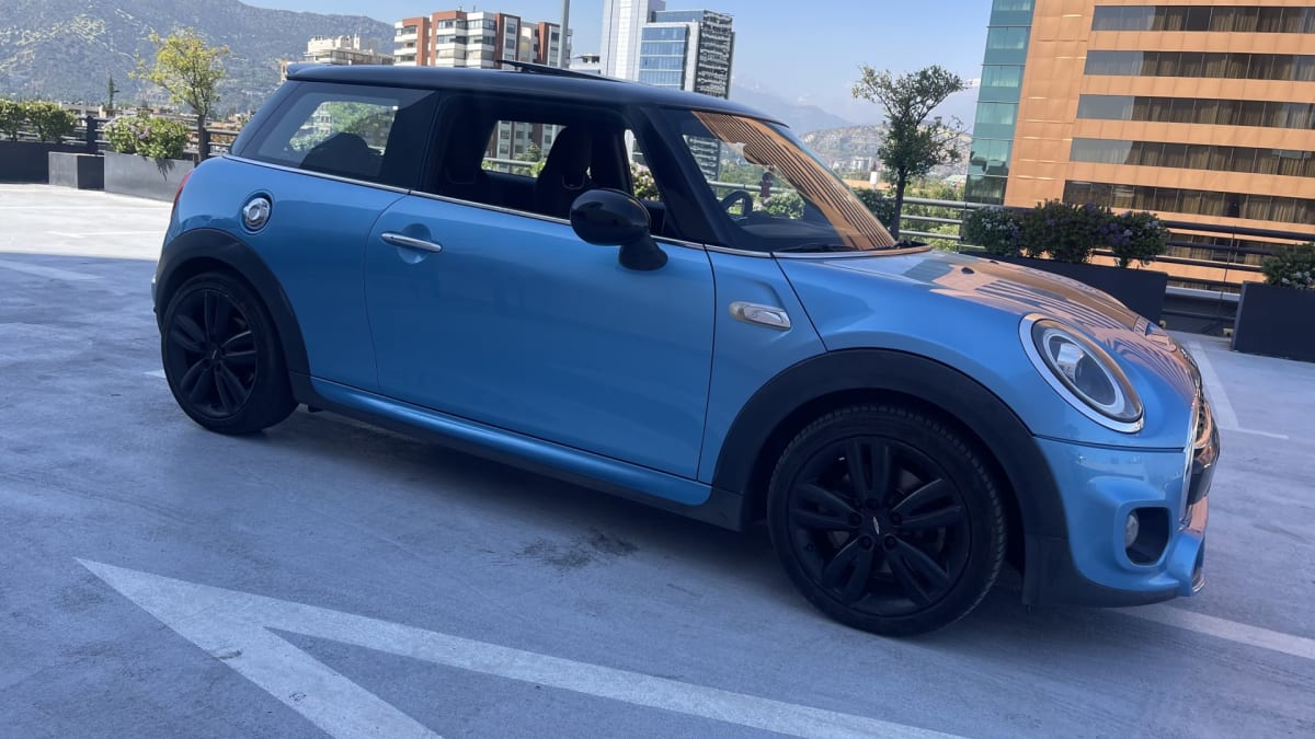 2019 MINI Cooper S JCW Package - Vista 3/4 de hatchback color celeste en exterior