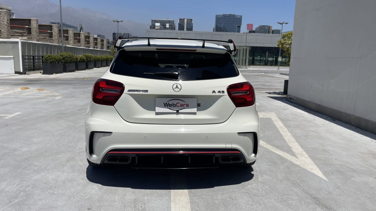 2018 Mercedes-Benz A 45 Amg Blanco - Vista trasera de hatchback color blanco en estacionamiento exterior