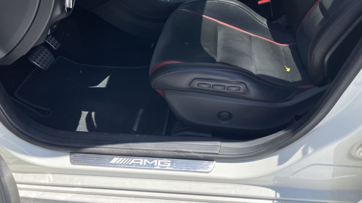 2018 Mercedes-Benz A 45 Amg Blanco - Detalle del interior: Asiento de cuero negro con detalles rojos y ajuste eléctrico. Exterior.