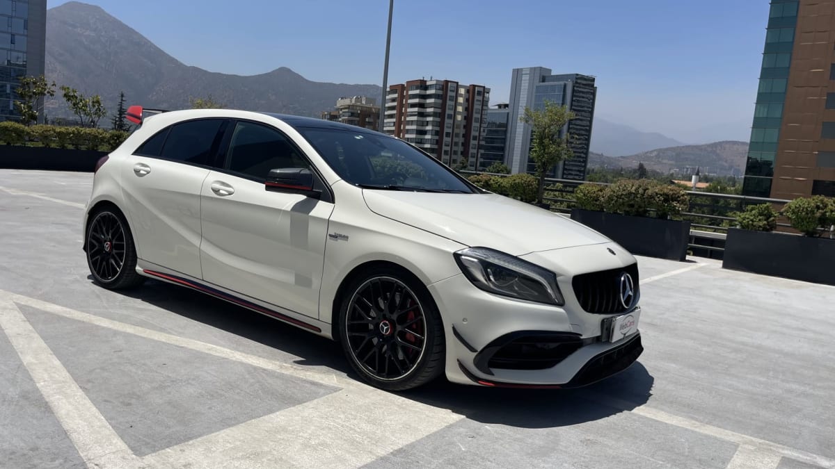 2018 Mercedes-Benz A 45 Amg Blanco - Vista 3/4 de hatchback color blanco en exterior con fondo urbano