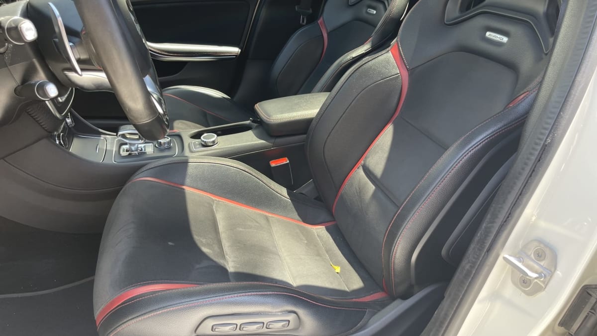 2018 Mercedes-Benz A 45 Amg Blanco - Detalle interior de asientos deportivos negros con detalles rojos en sedán.