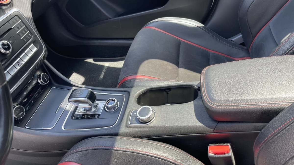 2018 Mercedes-Benz A 45 Amg Blanco - Detalle interior de hatchback negro con asientos de cuero y gamuza en exterior