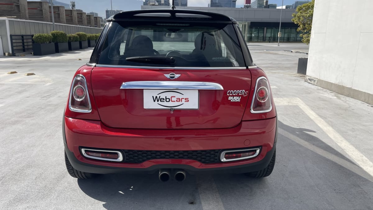 2011 MINI Cooper S R56 Rojo - Vista trasera de hatchback color rojo en estacionamiento exterior